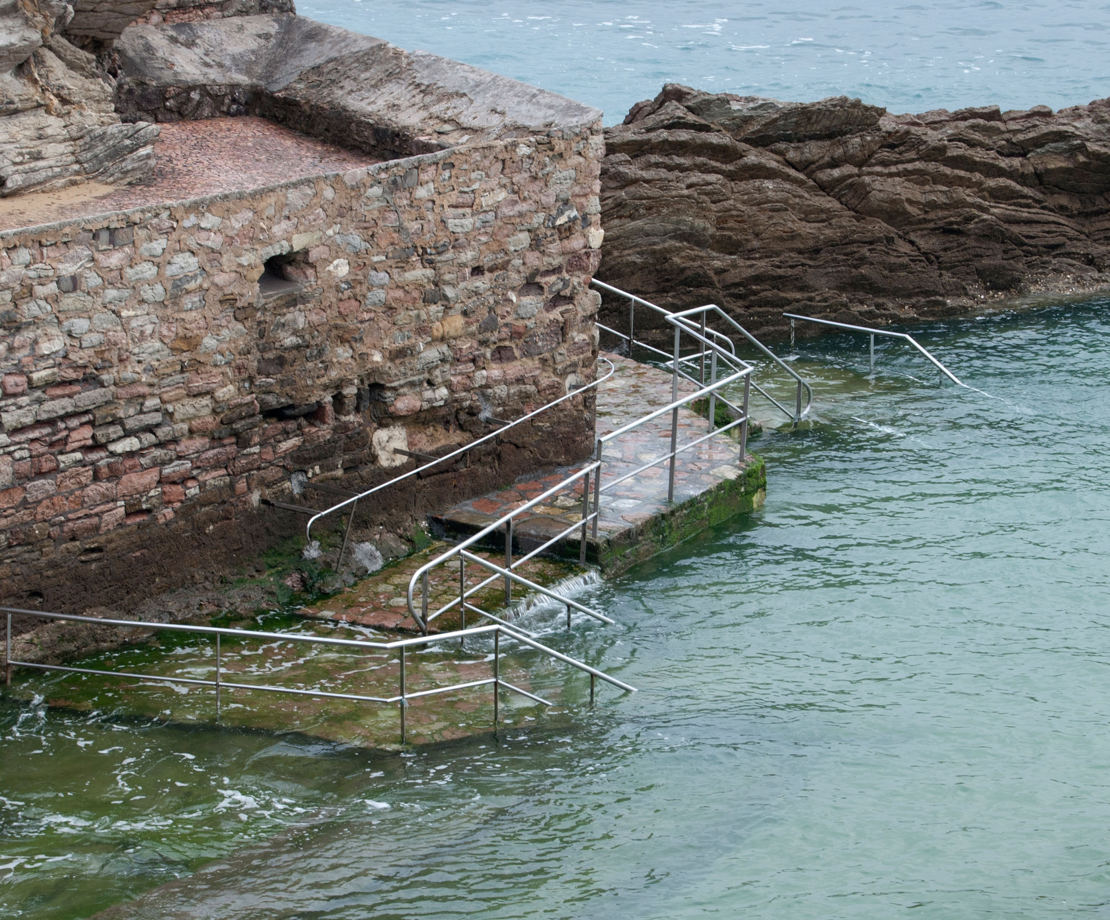 Barandillas-de-acero-inoxidable-sumergidas-en-el-mar