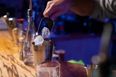 close-up-bartender-cocktail-shaker (1)