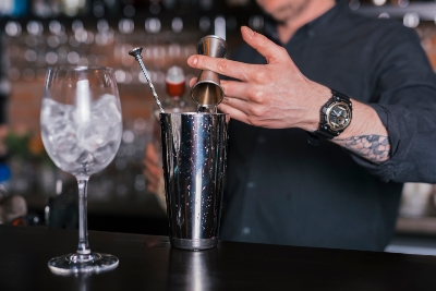 preparing-refreshing-cocktail-bar (1)