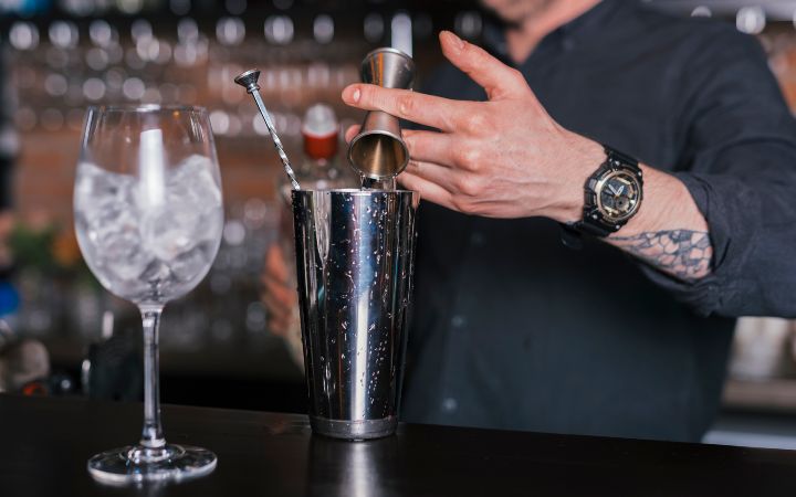 preparing-refreshing-cocktail-bar (1)