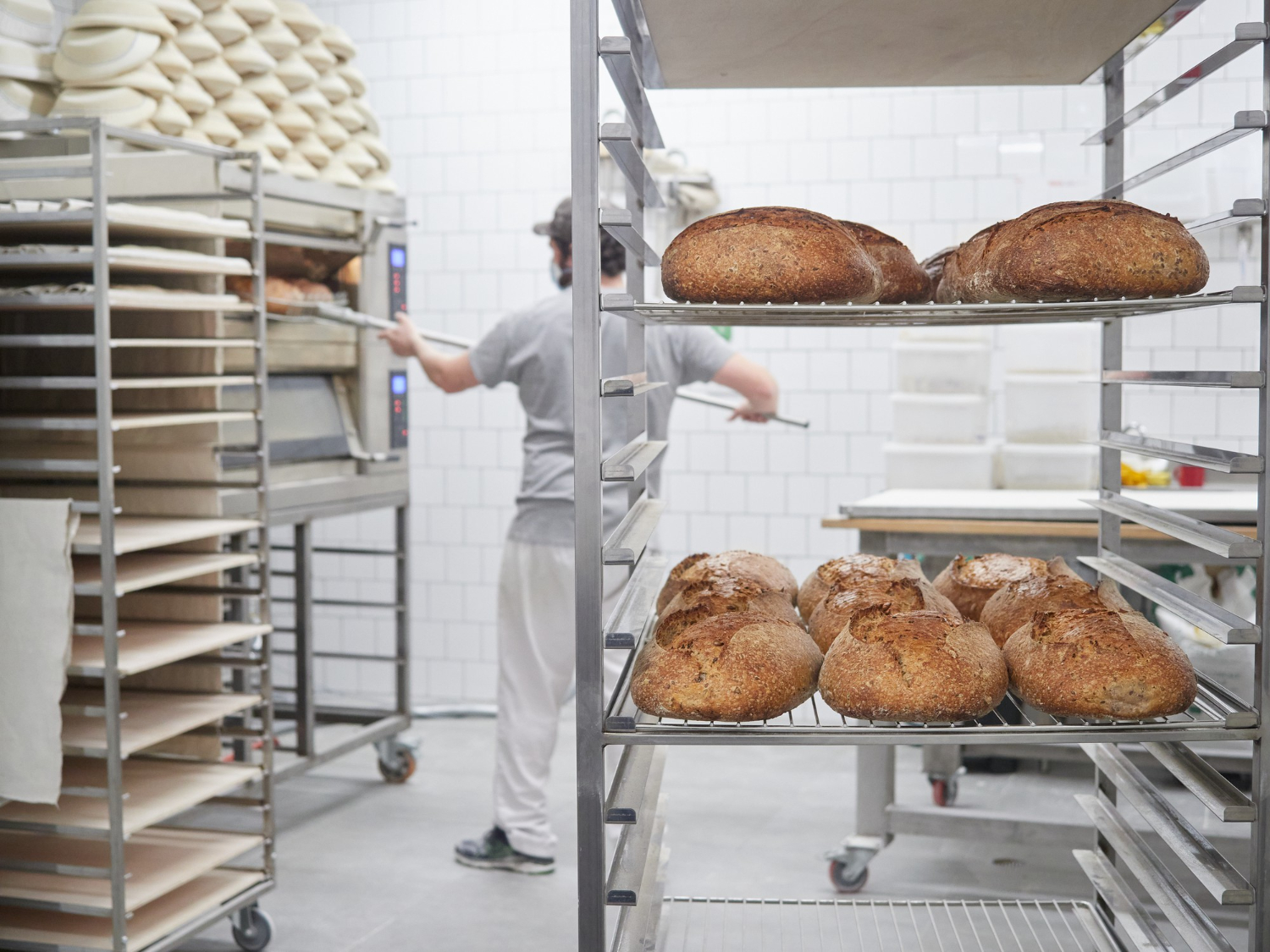 hogazas-pan-recien-horneado-que-enfrian-bandeja-carro-pan-panadero-fuera-horno